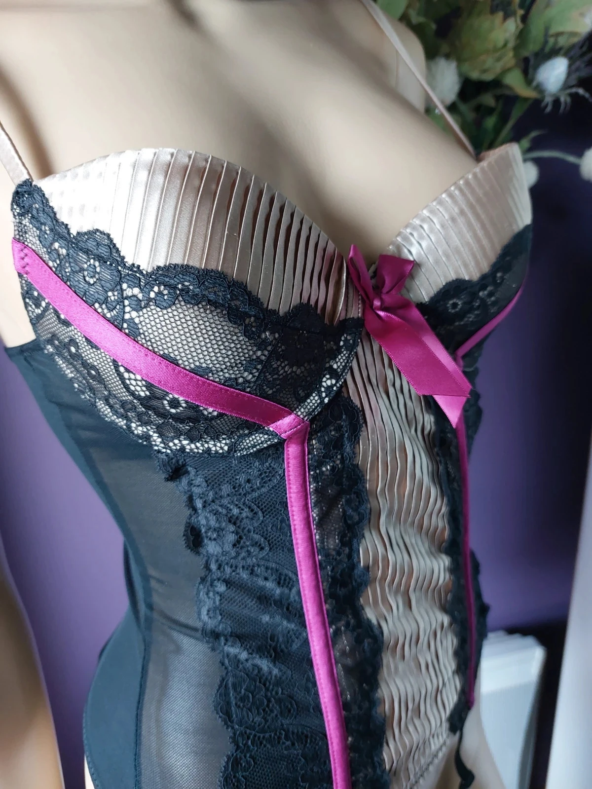 Bustier porte jarretelle ETAM au style glamour et raffiné. Taille 75B – photo 4